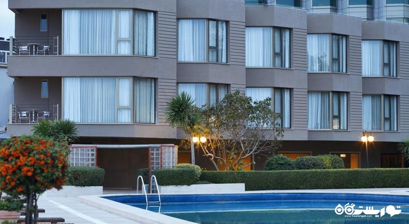 نمای استخر روباز هتل جیناش